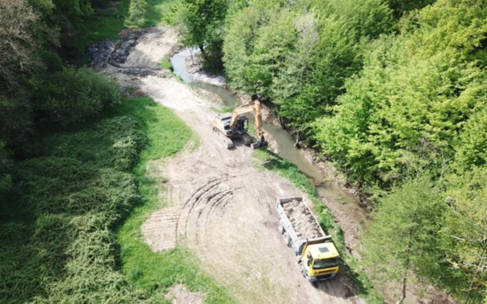 Les travaux ont consisté notamment à créer des banquettes végétalisées et des radiers pour recréer une dynamique de cours d’eau - Crédits photo : Syndicat d’Aménagement de la vallée de l’Indre (SAVI)