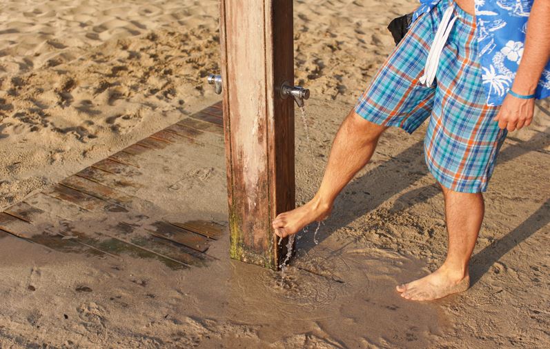 Remplacer les douches de plage par des rince-pieds
