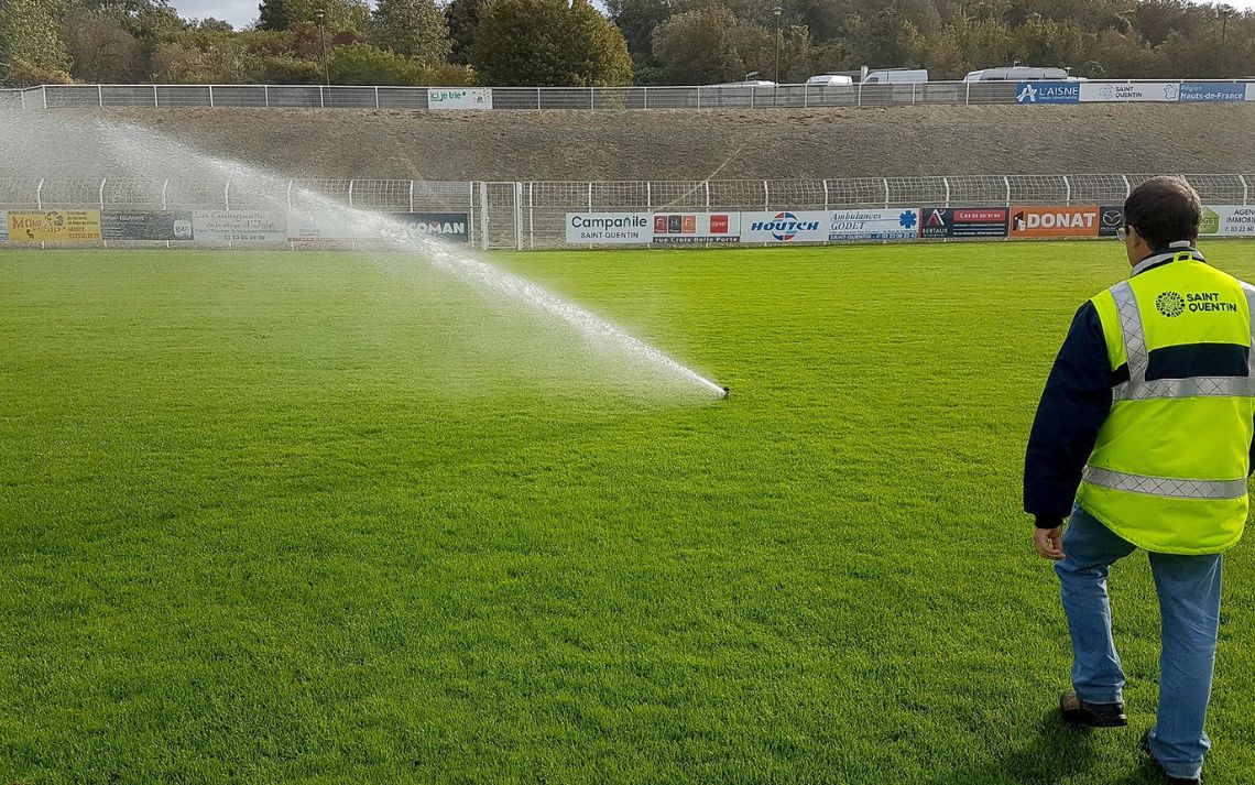 Arrosage d’une pelouse commandé par la solution d’arrosage intelligent - Crédits photo : Commune de Saint Quentin