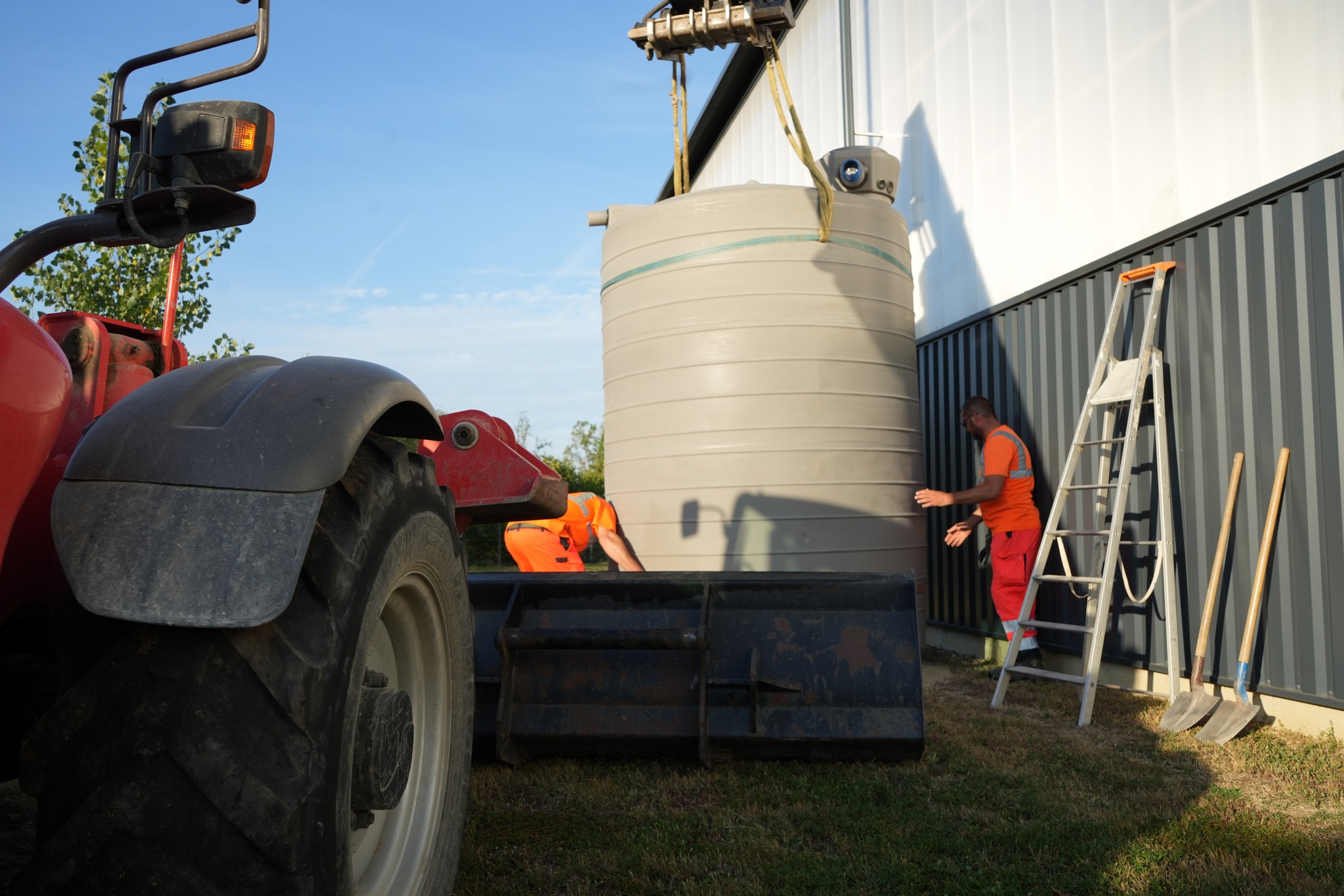 Pose d'un récuperateur d'eau - Crédits photo : Villedieu sur Indre
