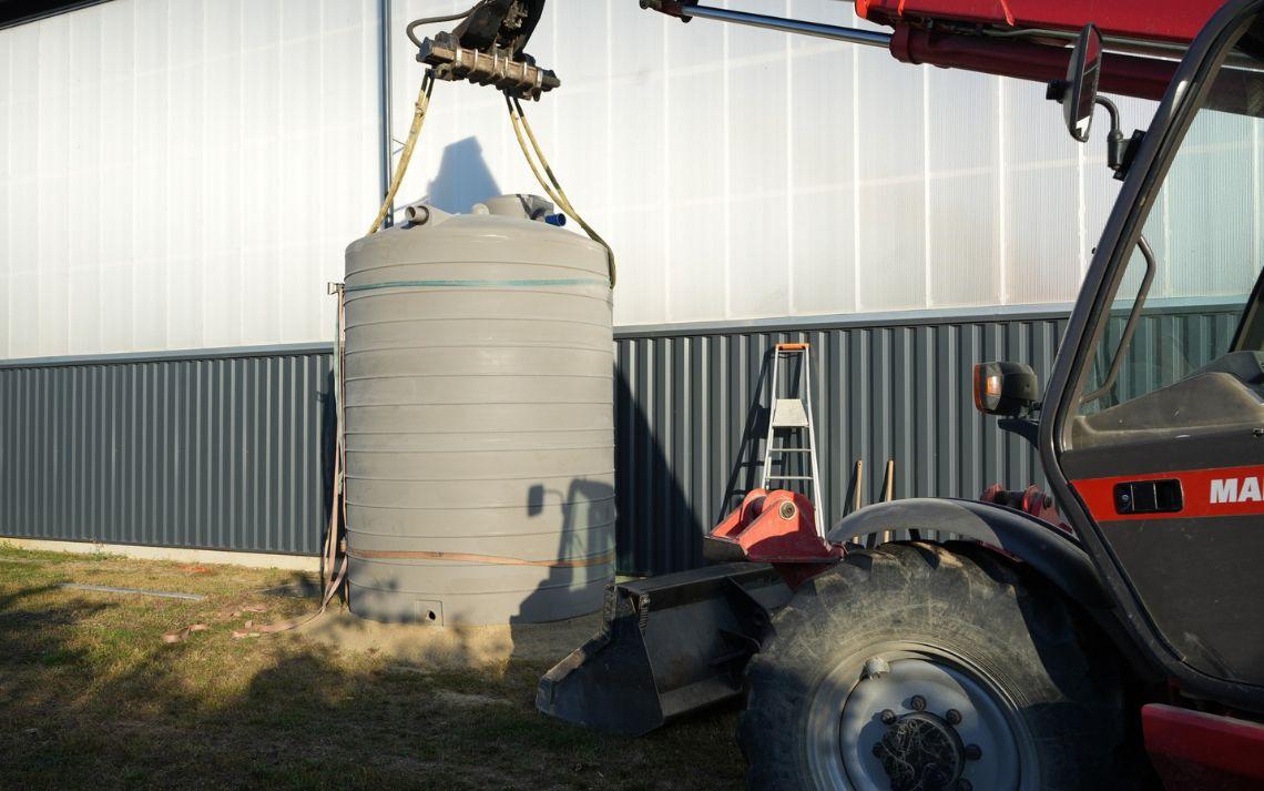 Pose d'un récuperateur d'eau - Crédits photo : Villedieu sur Indre
