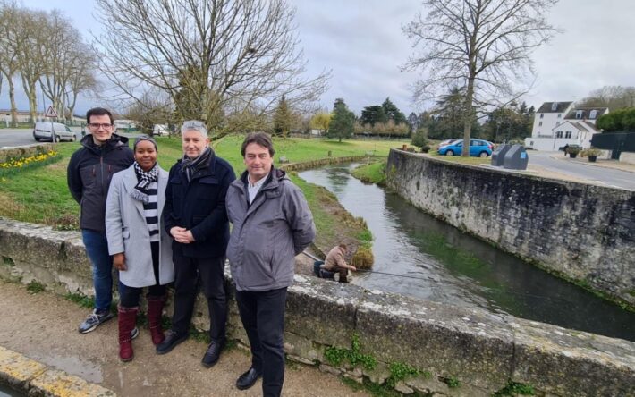 L’équipe en charge des aménagements des Mauves : Julian Tucholski et Audrey Hunt, techniciens rivière, Laurent Simonnet, adjoint environnement, et David Kassa, responsable du pôle environnement-assainissement - Crédits photo : Banque des Territoires