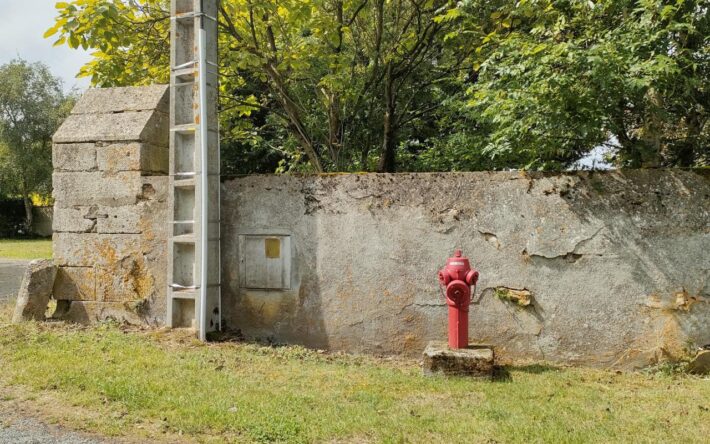 Hydrant sur le réseau d’eau potable à Lairoux. Le maire de la commune est garant de l’existence, du bon fonctionnement et de la disponibilité de chaque point d’eau incendie public - Crédits photo : Banque des Territoires