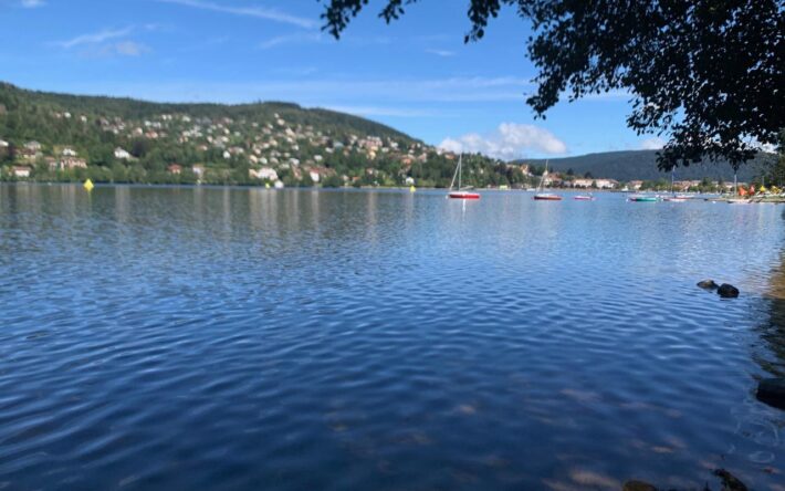 Vue sur le lac de Gérardmer après un été pluvieux. Le système de pompage n’est pas visible depuis les berges - Crédits photo : Banque des Territoires