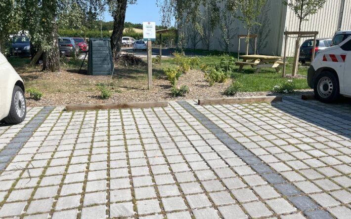 Plusieurs revêtements de stationnement alternant surfaces imperméables, semi-perméables et végétales sont expérimentés – Crédits photo : Banque des Territoires