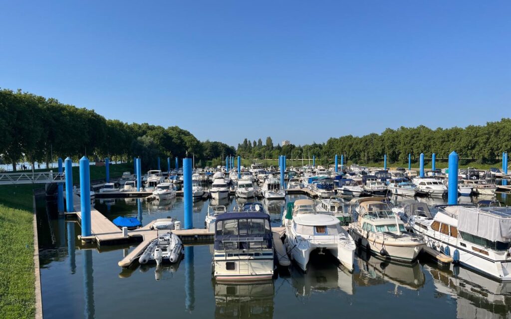 Le Port de plaisance de Mâcon (71) affiche ses engagements environnementaux sous Pavillon bleu
