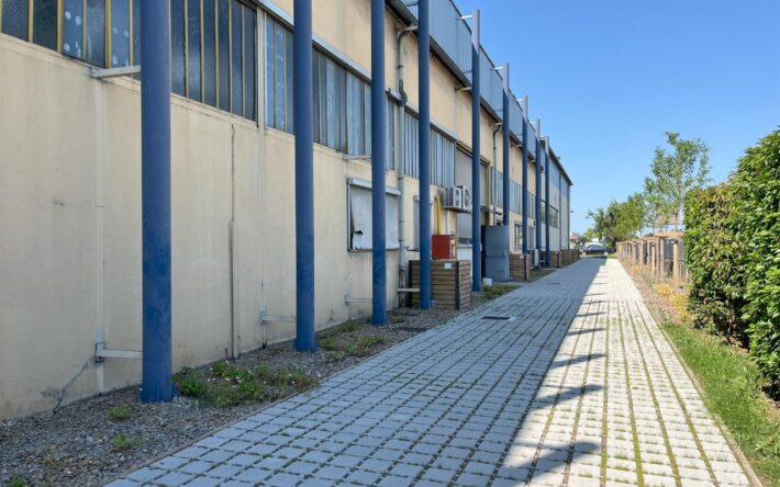 Les plantations en pied de façade sont arrosées par le goutte à goutte de 10 récupérateurs d’eau nouvellement installés – Crédits photo : Banque des Territoires