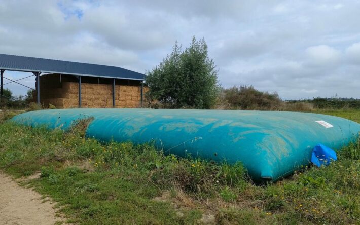 Début 2024, la première réalisation pour la mise à niveau de la DECI à Lairoux : sur une exploitation agricole, une réserve d’eau de 180 m³ suffisante pour défendre à la fois les bâtiments professionnels et d’habitation - Crédits photo : Banque des Territoires