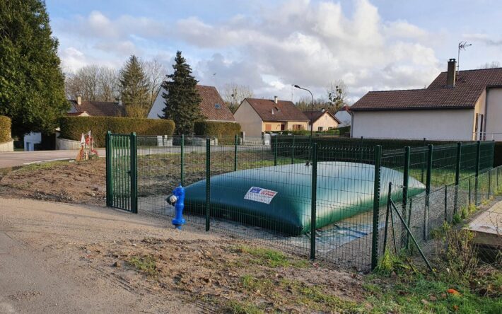 En complément d'une bâche de 60 m³, une autre de 30 m³ est disposée dans la commune à disposition des pompiers - Crédits photo : Banque des Territoires