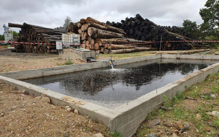 Bassin de 250 m³ en cours de sécurisation, situé dans l'entreprise de la Scierie Hénin Frères, et à disposition des pompiers en cas d'incendie dans la commune - Crédits photo : Banque des Territoires