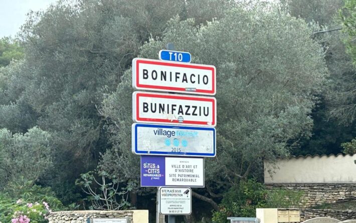 Le panneau d’entrée de la commune de Bonifacio
L’entrée de Bonifacio, fréquentée chaque année par deux millions de touristes.
Crédits photo : Banque des Territoires