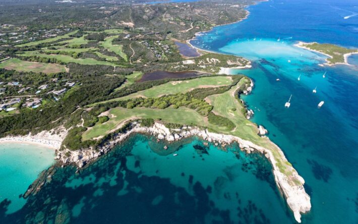 Le golf de Sperone, l’un des 18 trous les plus célèbres d’Europe, bordé par les falaises de calcaire blanc qui ont fait la renommée de Bonifacio. Il utilise pour son irrigation 120 000 m3 des eaux usées traitées par la STEP de Puzzu Verdi - Crédits photo : Banque des Territoires