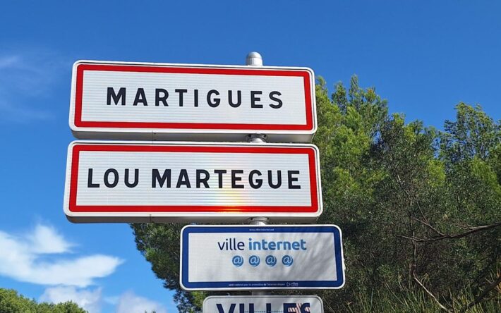Panneau d'entrée de la Ville de Martigues - Crédits photo : Banque des Territoires
