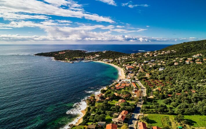 Porto Pollo, la station du littoral de Serra di Ferro, très fréquentée pendant la saison estivale. Un habitat permanent, des résidences secondaires, des hôtels, des campings, un port de pêche et de plaisance. La réfection du réseau d’assainissement est le futur grand et délicat chantier pour la commune - Crédits photo : Banque des Territoires