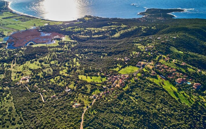 Serra di Ferro, 650 habitants, 6500 en été, des hameaux, une station balnéaire, un habitat très dispersé, l’embouchure du fleuve Taravu, un étang, un littoral exceptionnel, une plaine agricole, un réseau d’eau potable et d’assainissement de plus de 55 kilomètres de canalisation. La commune a mis en place une tarification estivale de l’eau potable qui bénéficie aux résidents à l’année - Crédits photo : Banque des Territoires