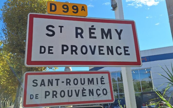 Panneau d'entrée de Saint-Rémy - Crédits photo : Banque des Territoires
