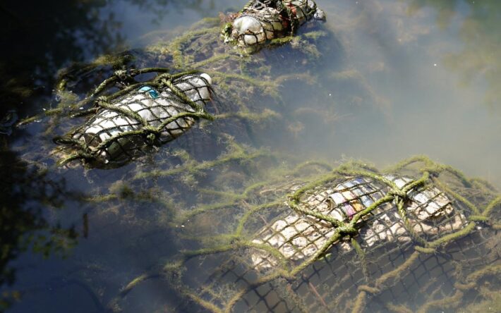 Un filet antipollution a été installé sur deux exutoires du réseau pluvial à Vesoul. Crédits photo : Banque des Territoires