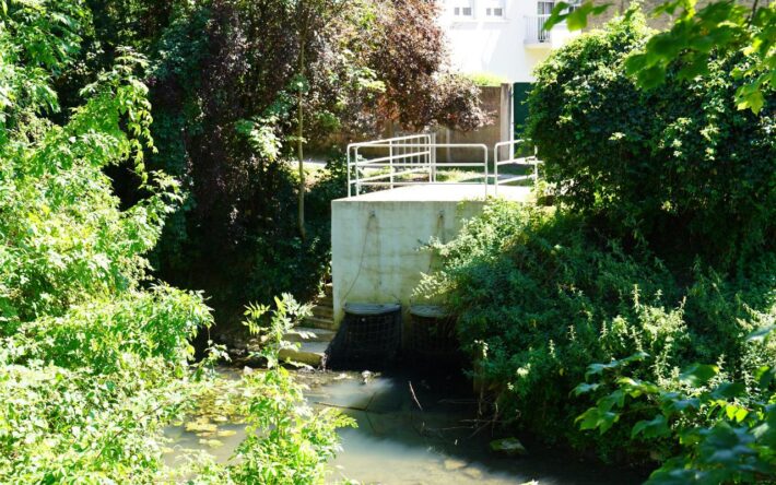 Une structure en béton résistante a été aménagée pour fixer le filet et des rambardes métalliques aux normes ont été installées pour éviter les accidents. Crédits photo : Banque des Territoires
