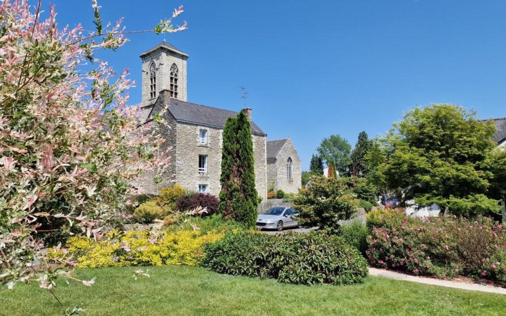 La Vraie Croix (56) adapte l’aménagement de son village fleuri afin de réduire sa consommation d’eau