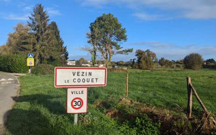 Panneau d'entrée de Vézin-le-coquet - Crédits photo : Banque des Territoires