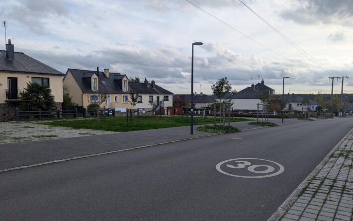 De nombreux arbres ont été plantés rue des Roses - Crédits photo : Banque des Territoires