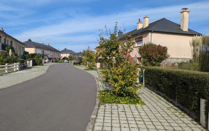 La rue des Tulipes est devenue une zone de rencontre pour permettre la création de places de parking en pavés à joints gazon des deux côtés de la rue - Crédits photo : Banque des Territoires
