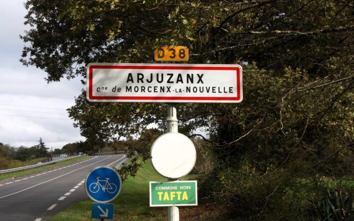Panneau d'entrée de la ville de Arjuzanx - Crédits photo : Banque des Territoires