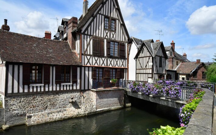 Vue sur Le Cosnier à Bernay en Normandie dans l’Eure - Crédits photo : Pack-Shot / Shutterstock