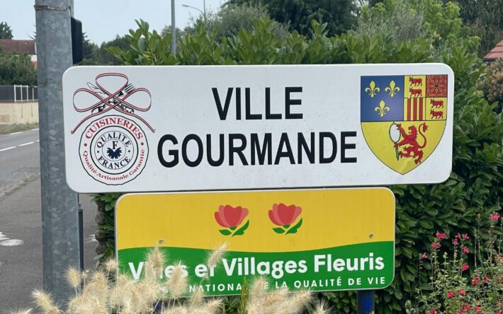 Panneau d'entrée de Vic en Bigorre - Crédits photo : Banque des Territoires