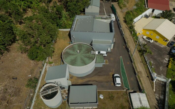 Photo vue du ciel de l'usine de potabilisation de Bois-de-Nèfles – Crédits photo : Runéo