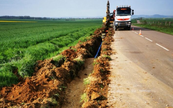 La tranchée permettant le raccordement en eau potable – Crédits photo : Syndicat Mixte de Production d’eau potable du sud Haute-Marne (SMIPEP)