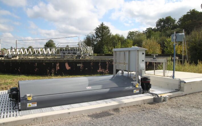 Un traitement tertiaire constitué d'un filtre à disques clôture le parcours du traitement de l’eau – Crédits photo : Banque des Territoires