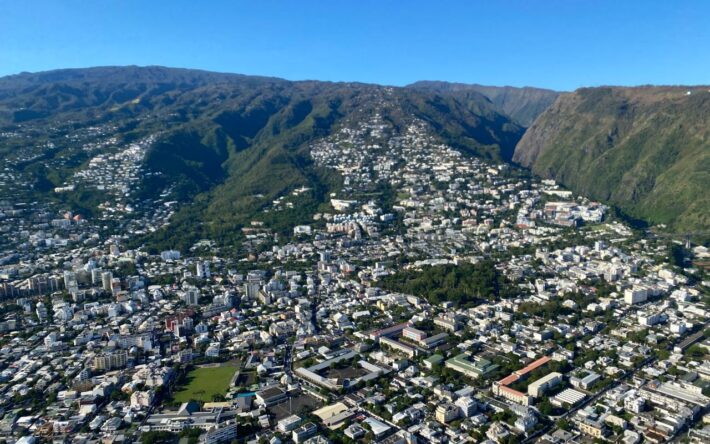 Vue aérienne de la ville de Saint-Denis et une partie de son agglomération - – Crédits photo : Shutterstock