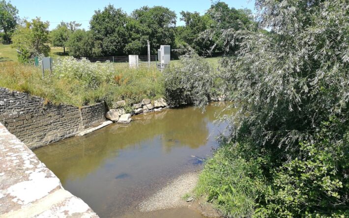 Photos comparatives des niveaux d’eau à la confluence des rivières de la Sienne et de l’Airou, commune de Ver (grosse différence de niveau d’une saison à l’autre) – en été Crédits photo : SDeau50