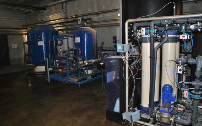 La filtration en deux phases distinctes permet de fournir 50m3 par jour d’eau RéUt aux agents communaux de la ville d’Antibes - Crédits photo : Banque des Territoires