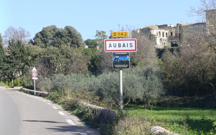 Panneau d'entrée d'Aubais - Crédits photo : Banque des Territoires