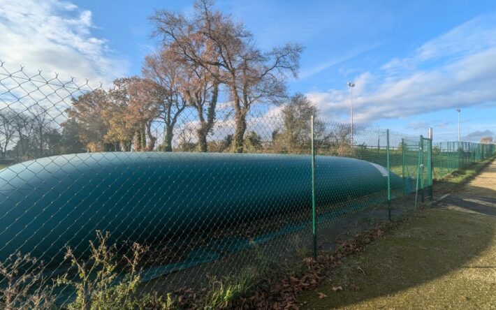 Le réservoir artificiel souple construit à proximité du nouveau collège et du nouveau centre culturel – Crédits photo : Banque des Territoires