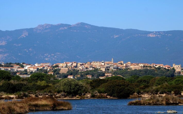 Porto-Vecchio, l’une des stations balnéaires les plus prisées de Corse, a lancé la chasse aux mauvaises odeurs sur le réseau d’assainissement - Crédits photo : Banque des Territoires