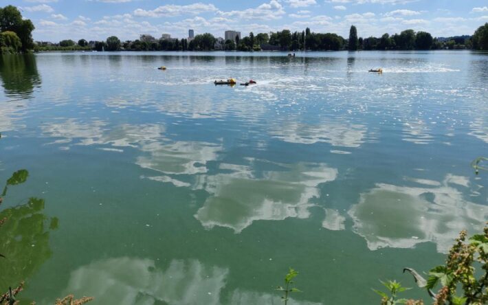Vue sur les nappes de cyanobactéries à la surface du lac d’Enghien-les-Bains - Crédits photo : SIARE