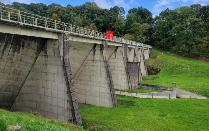 Le barrage de Semilly, alimenté par le cours d’eau du Semilly, a été mis en service dans les années 70 – Crédits photo : Banque des Territoires