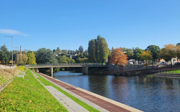 Le fleuve de la Vire traverse Saint-Lô. Sur l’une des berges, le chemin de halage a été aménagé en voie verte – Crédits photo : Banque des Territoires