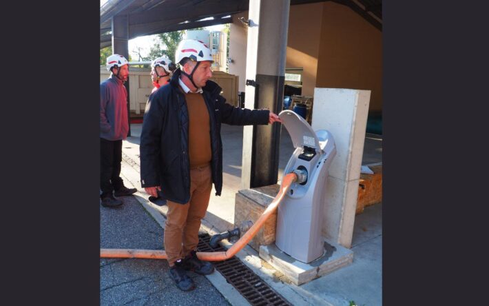 Kim Van Slaghmolen à la borne de recharge - Crédits photo : Banque des Territoires