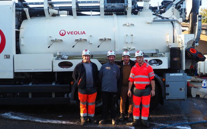 Kim Van Slaghmolen (3ème en partant de la gauche) et l’équipe de la station devant le nouveau camion hydrocureur - Crédits photo : Banque des Territoires