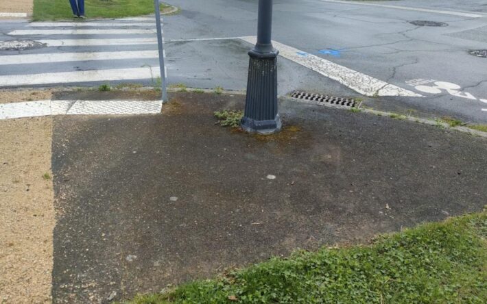 Préserver tous les usages du trottoir était un point clé du projet. Ici, le coin de bitume conservé est la zone de présentation des bacs de collecte des déchets - Crédits photo : Banque des Territoires