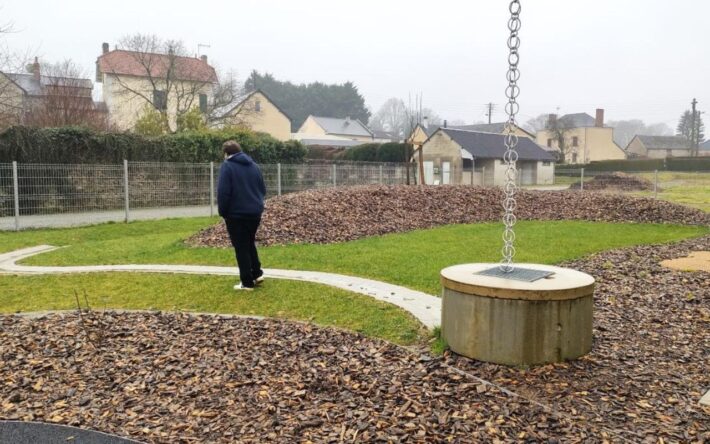 Dans un but pédagogique, l’écoulement de la pluie jusqu’à la noue est mis en évidence : depuis le toit, l’eau coule le long de la chaine et suit le chemin matérialisé au sol - Crédits photo : Banque des Territoires
