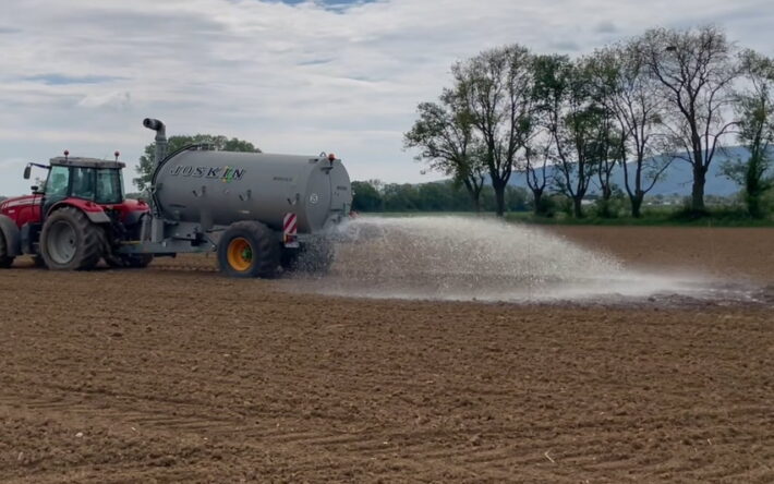 La tonne à lisier épand le lisain sur la parcelle de maïs-grain - Crédits photo : Maurane Valdelfener