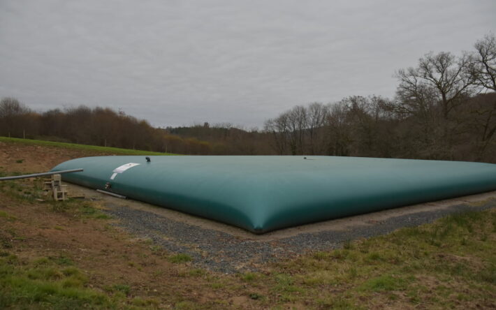 En travaillant en régie, la mairie d’Uzerche a réussi à limiter ses coûts du projet, d'un montant de 11 000 euros. La plateforme et la bâche de 600 m3 permettent de conserver l’eau et de la réutiliser dès que les agents de la ville en ont besoin - Crédits photo : Banque des Territoires